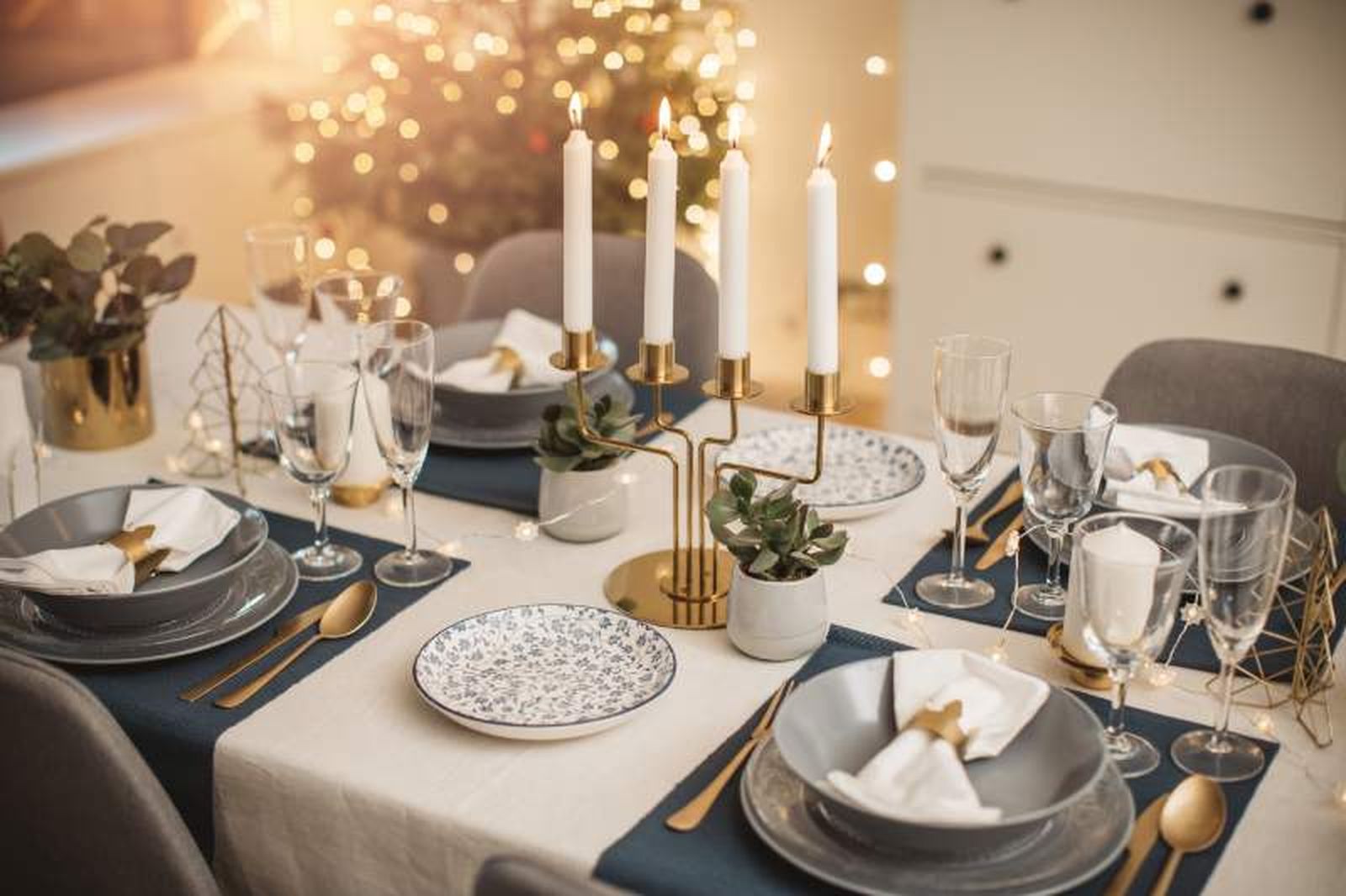 La elegancia que aportan los candelabros a una mesa de Navidad es indiscutible La elegancia que aportan los candelabros a una mesa de Navidad es indiscutible