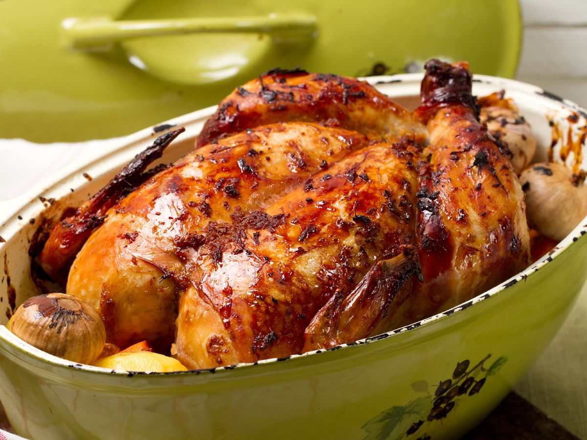 El capón, dorado lentamente en el horno, es uno de los platos más exclusivos de la Navidad.