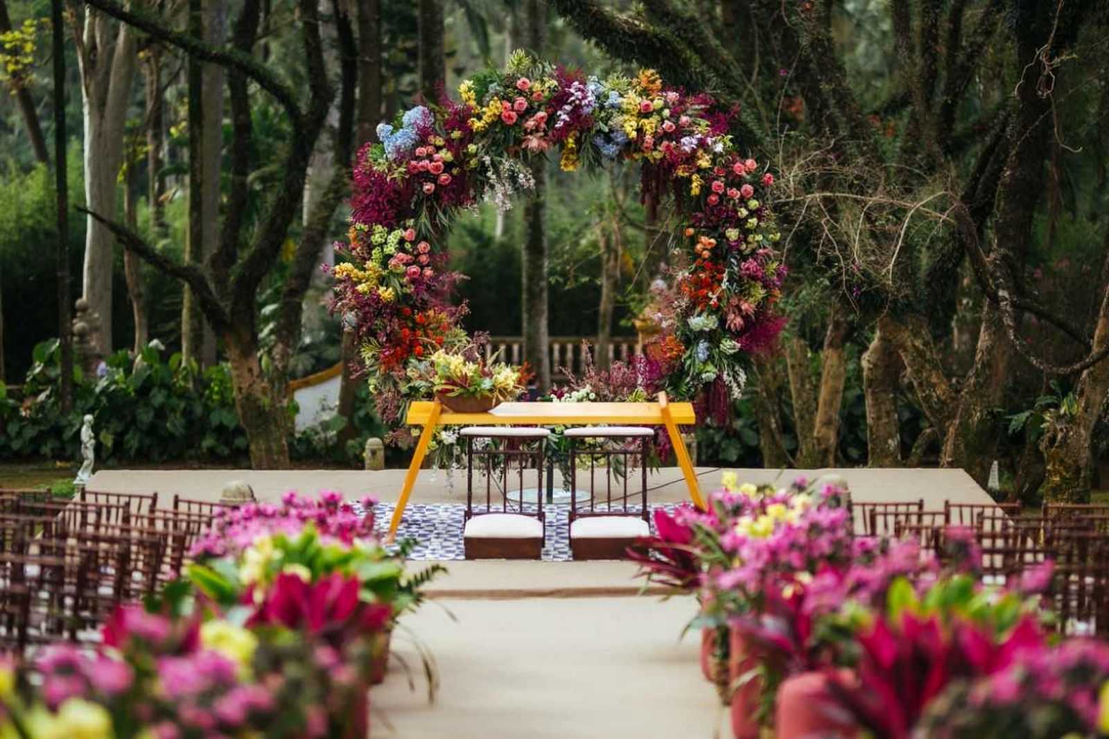 Las flores en las bodas al aire libre añaden belleza y un toque natural precioso