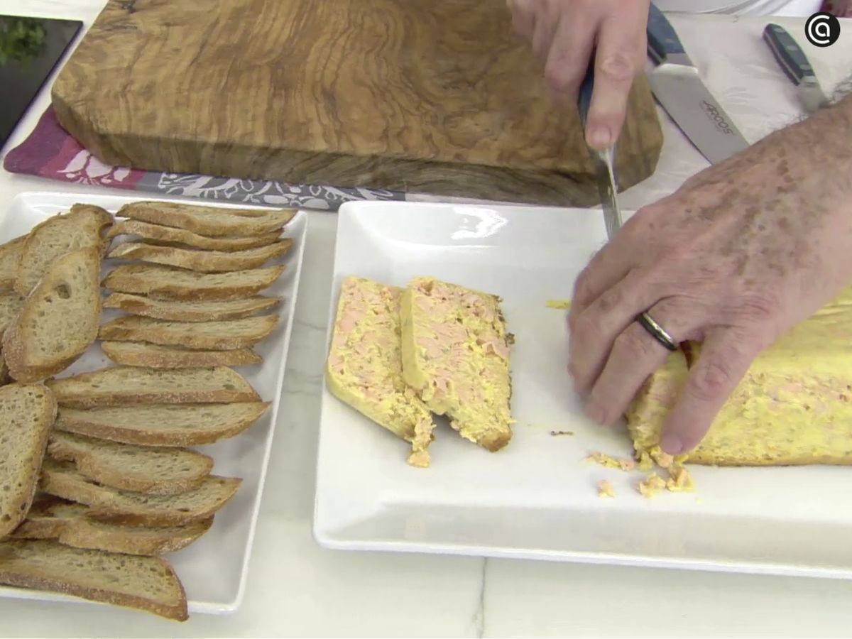 Corta el pastel en rebanadas y sírvelo acompañado de salsa rosa y unas rebanadas de pan tostado
