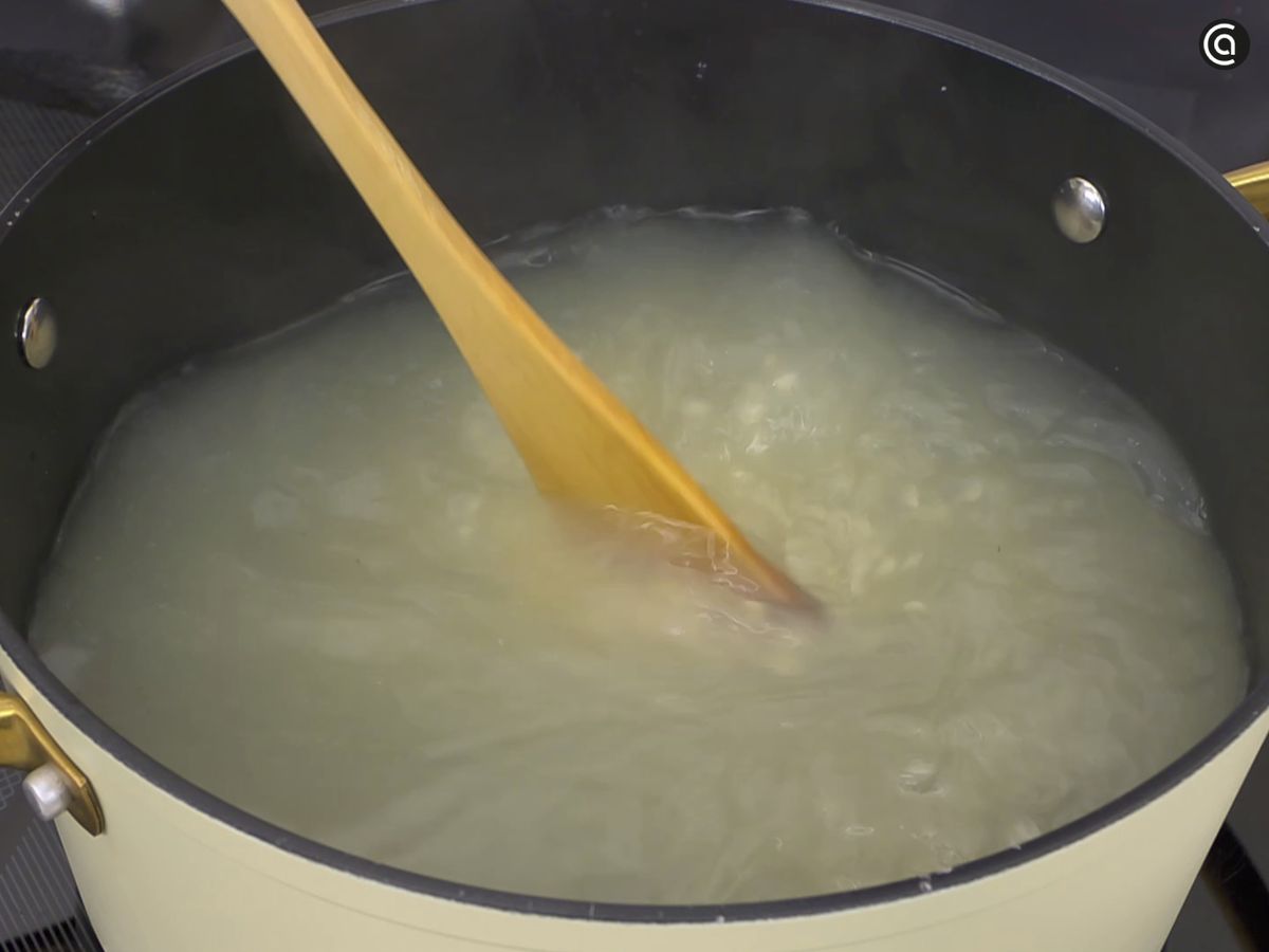 Retira la verdura y cuela el caldo antes de añadir el arroz