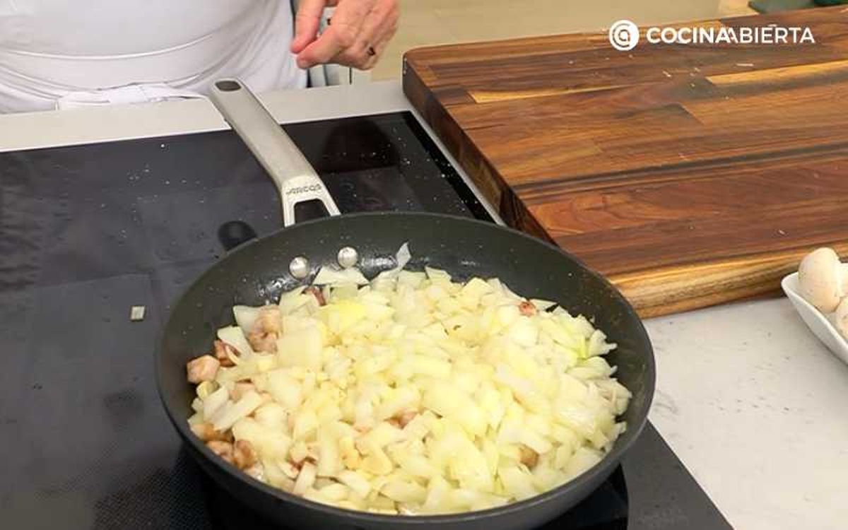 Rehoga la cebolla a fuego medio