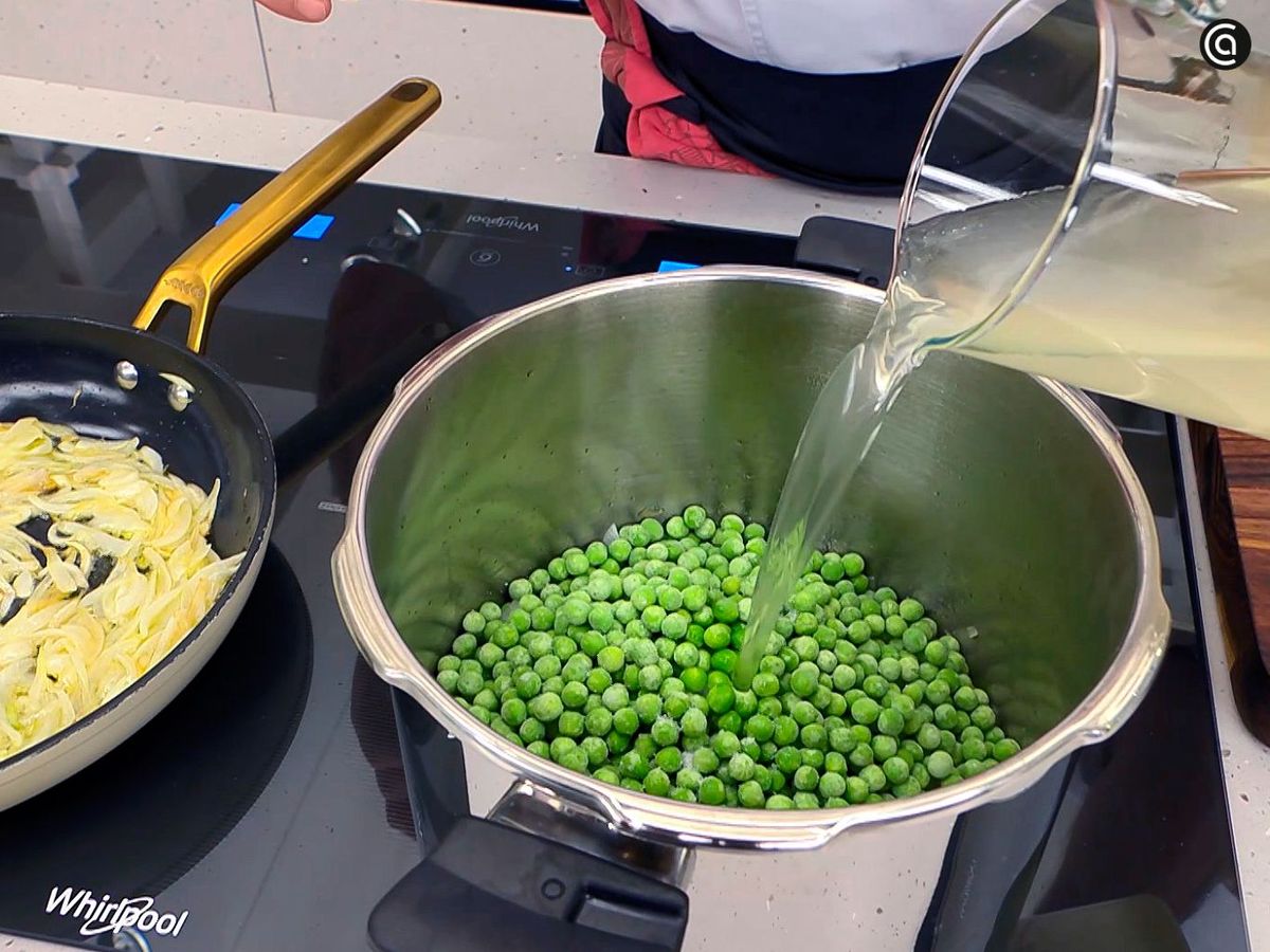 Cocer los guisantes para hacerlos en crema con salchichas