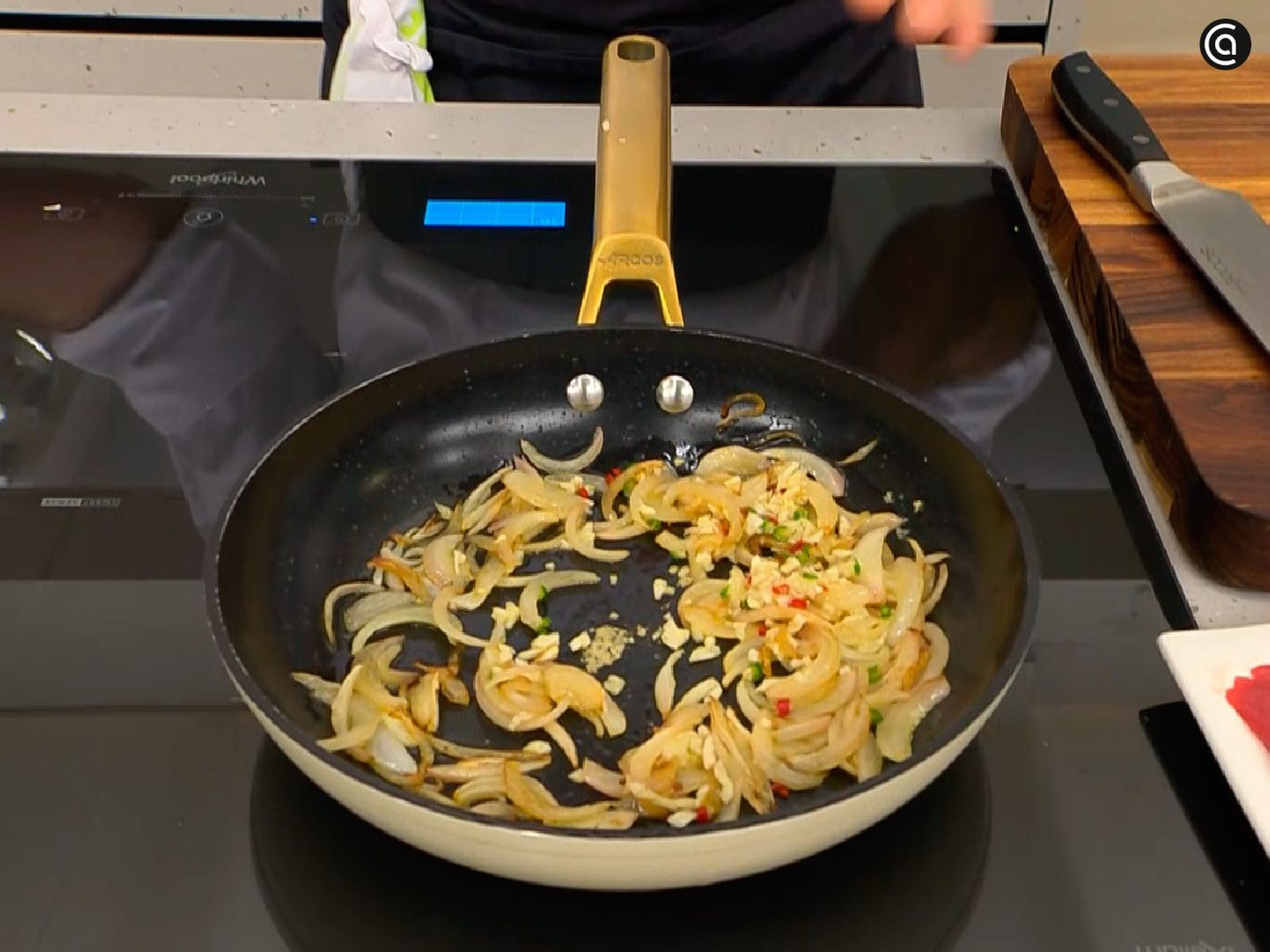 Pocha la cebolla cortada en juliana y agrega los chiles y el ajo picado