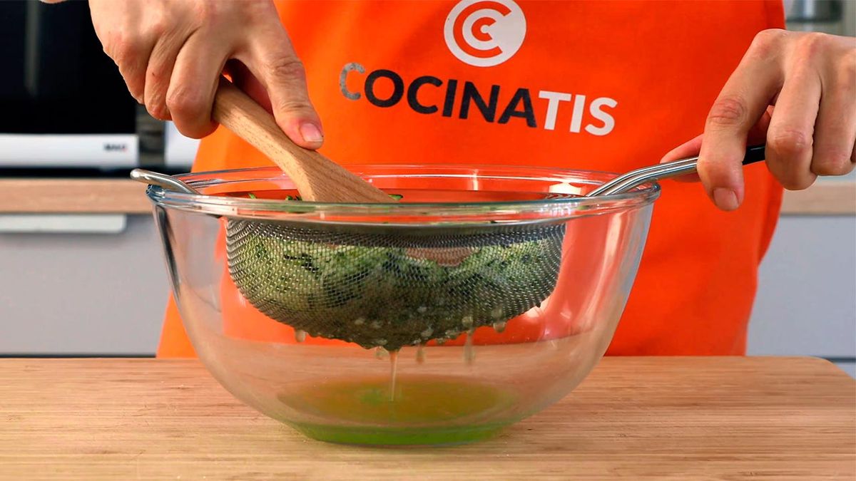 Receta de tortitas de calabacín con salsa de yogur  paso 2