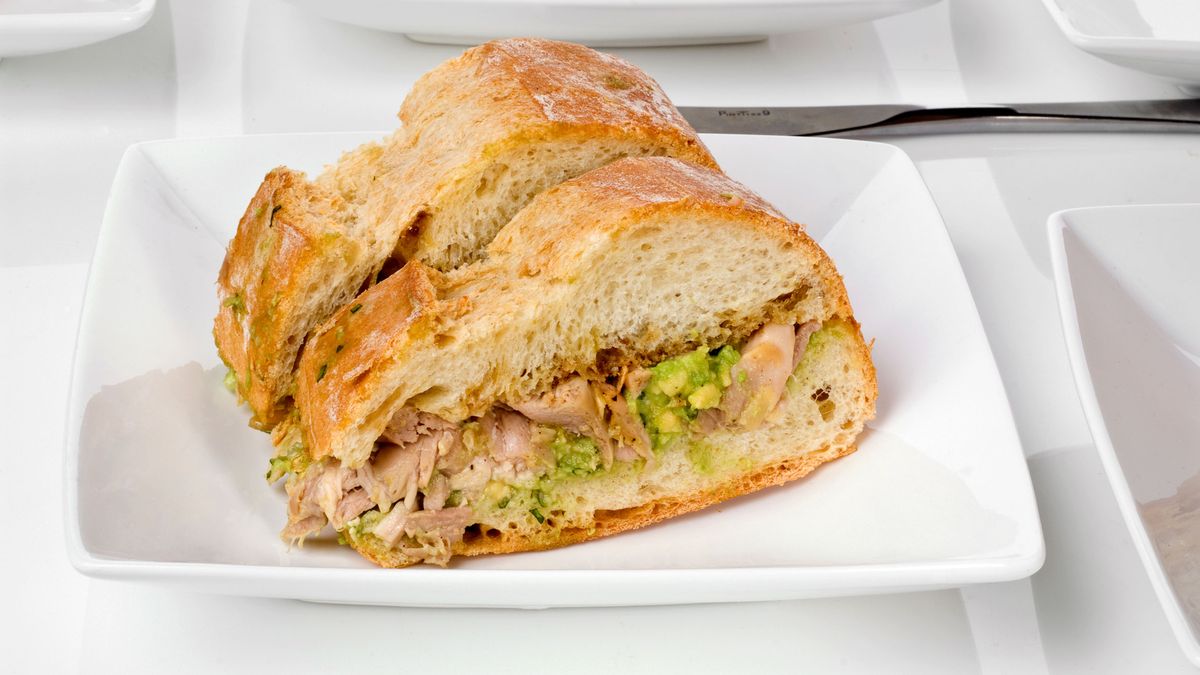 Bocata de pollo asado con guacamole