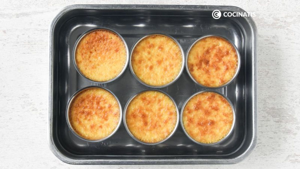 Horneamos los flanes al baño maría