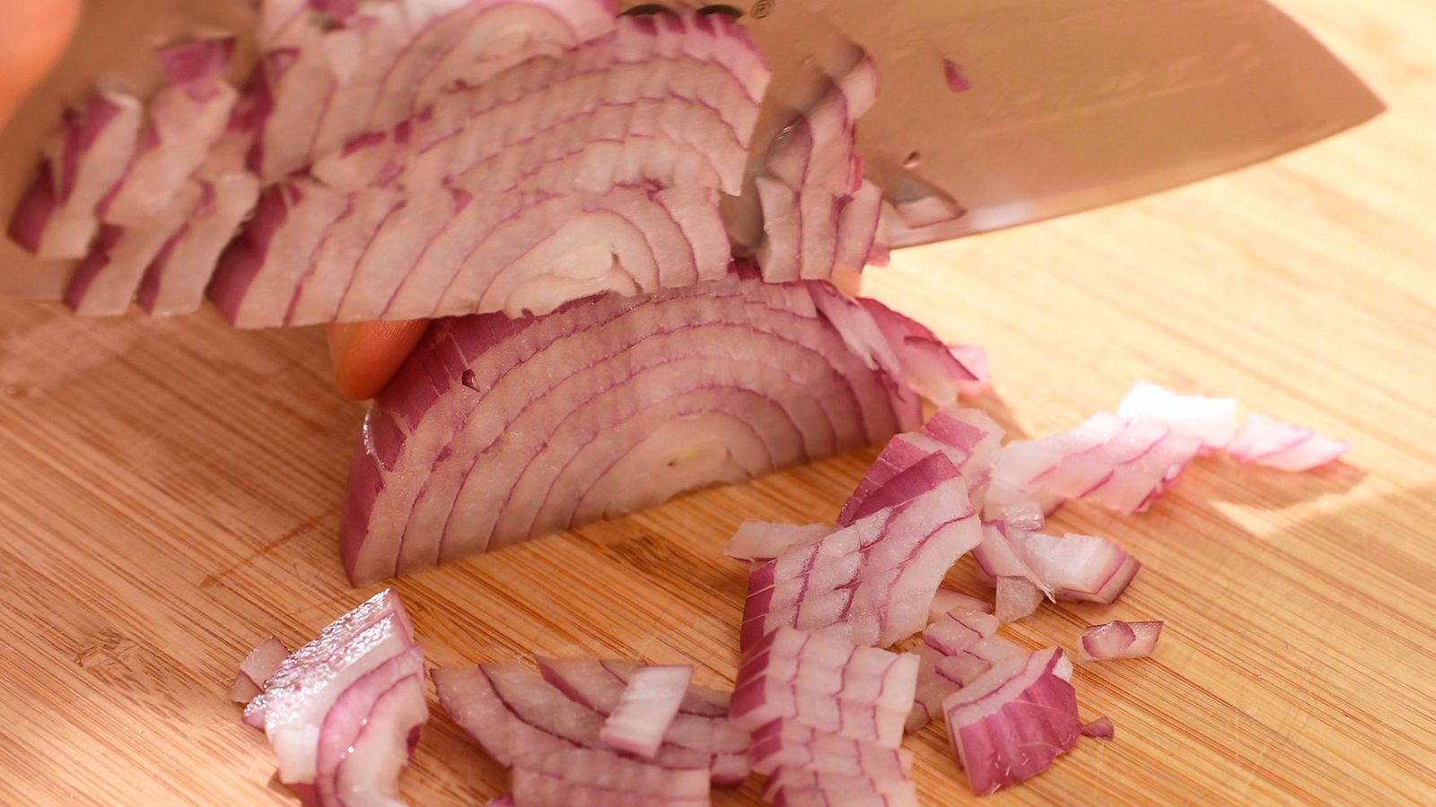 Pica la cebolla Cómo hacer salsa de pico de gallo Paso 2