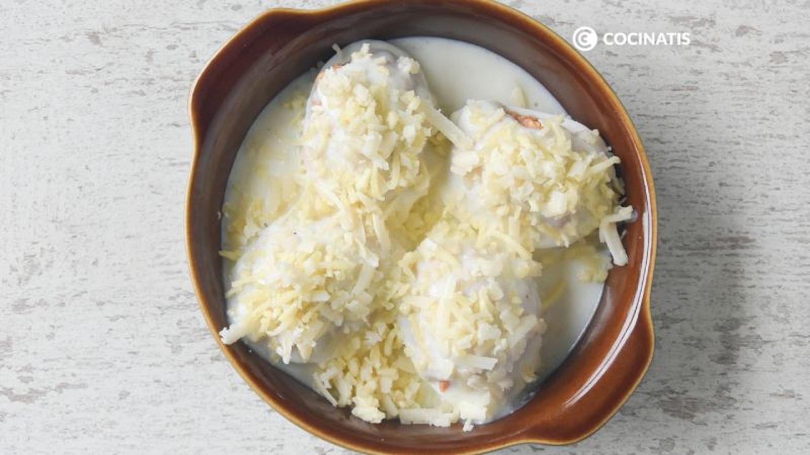 Cubrimos los huevos rellenos con la bechamel y el queso rallado Cubrimos los huevos rellenos con la bechamel y el queso rallado