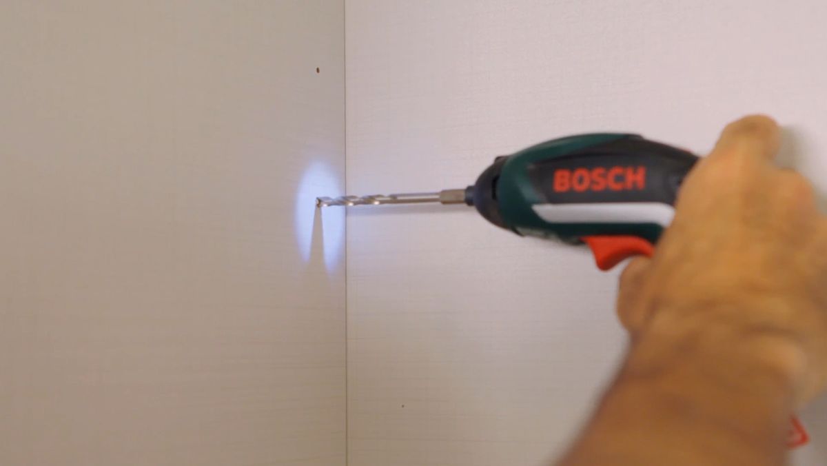 Colocar balda de cristal en el interior de un armario de cocina paso 4