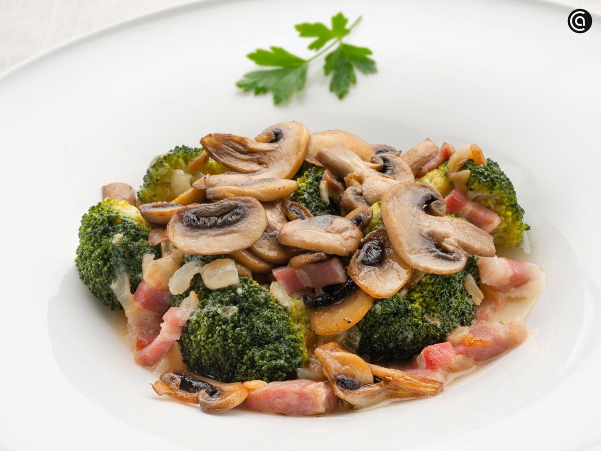 Brócoli con champiñones y panceta, receta fácil que sí gusta a niños