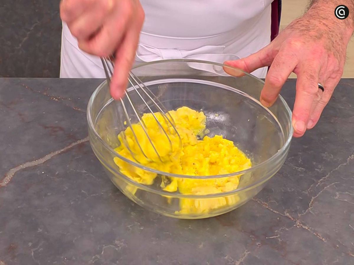 Mezcla el huevo batido con la masa