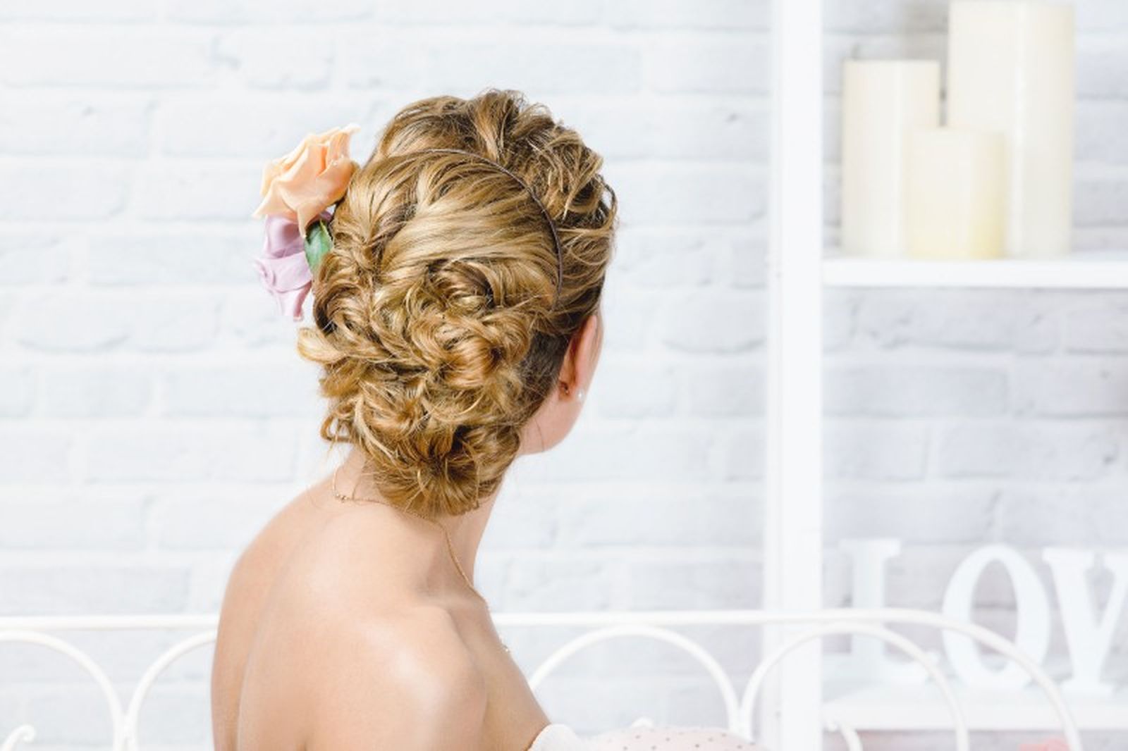 Un moño rizado puede encajarte para una gala e incluso para un recogido de novia Un moño rizado puede encajarte para una gala e incluso para un recogido de novia