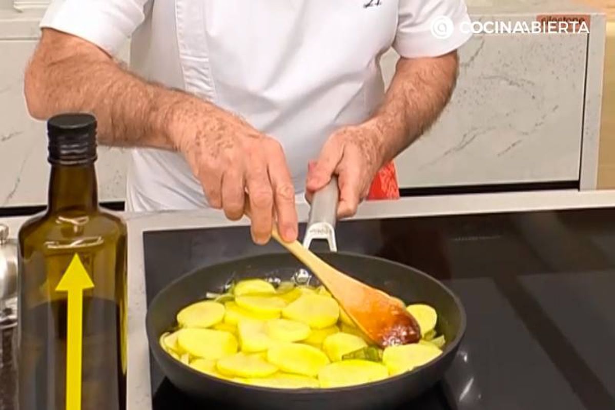 Elaboración de patatas panadera, la receta de Karlos Arguiñano - Freír patatas