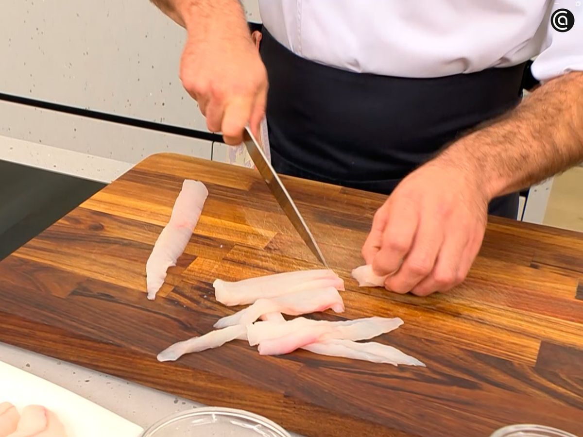 Haz tiras con el pescado, procurando que sean del mismo tamaño