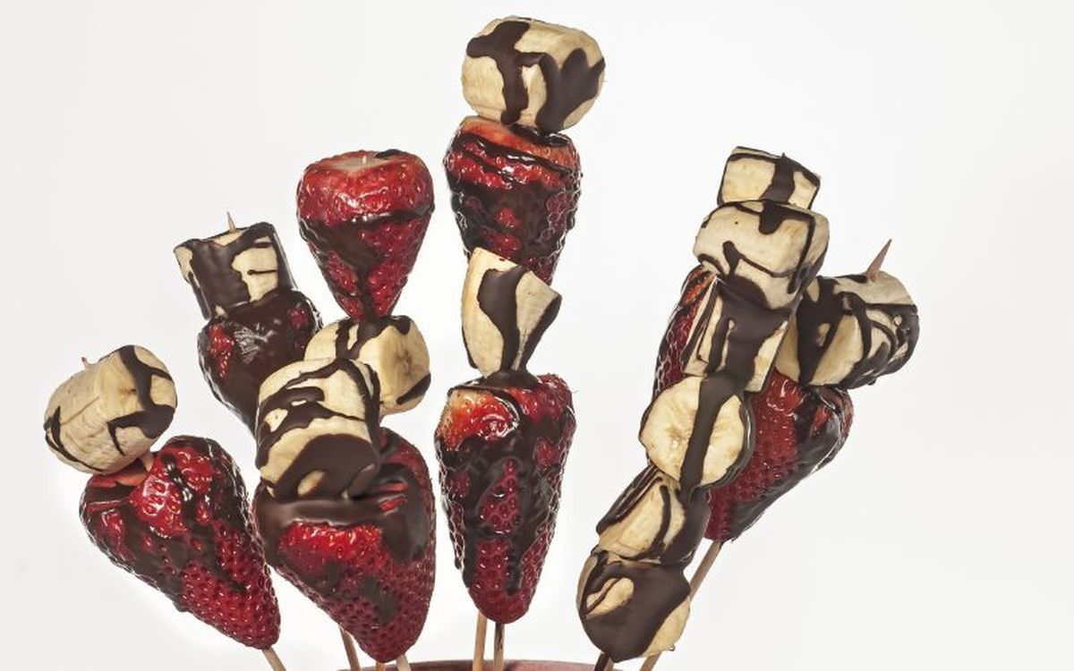 Las brochetas de frutas son un postre sencillo para una cena de picoteo