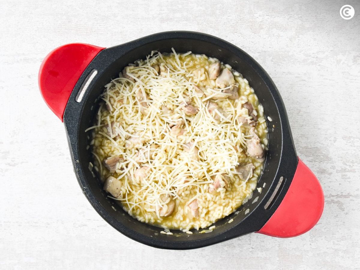 Agregar el queso al risotto de pollo