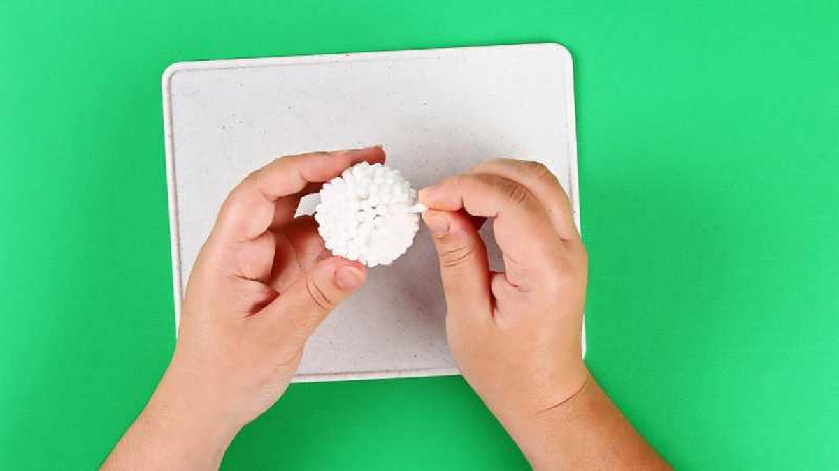 Paso tres para hacer una oveja con bastoncillos de algodón.