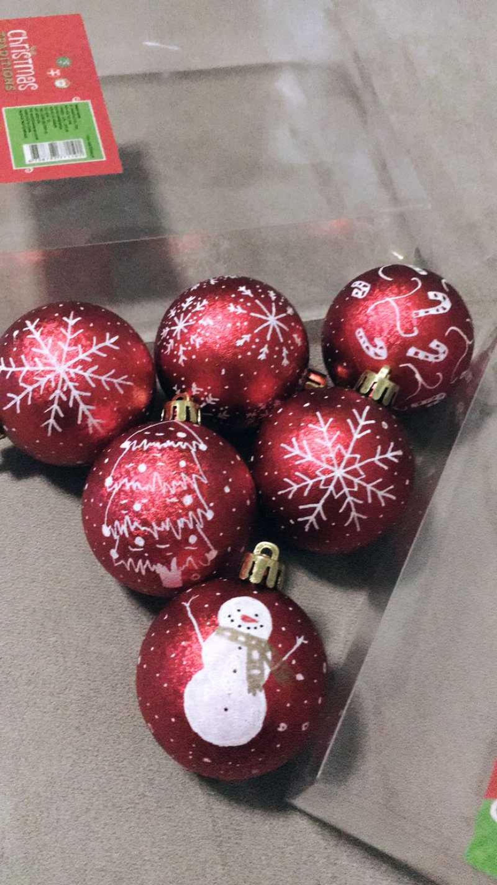 Bolas de Navidad con motivos navideños de nieve. Bolas de Navidad con motivos navideños de nieve.