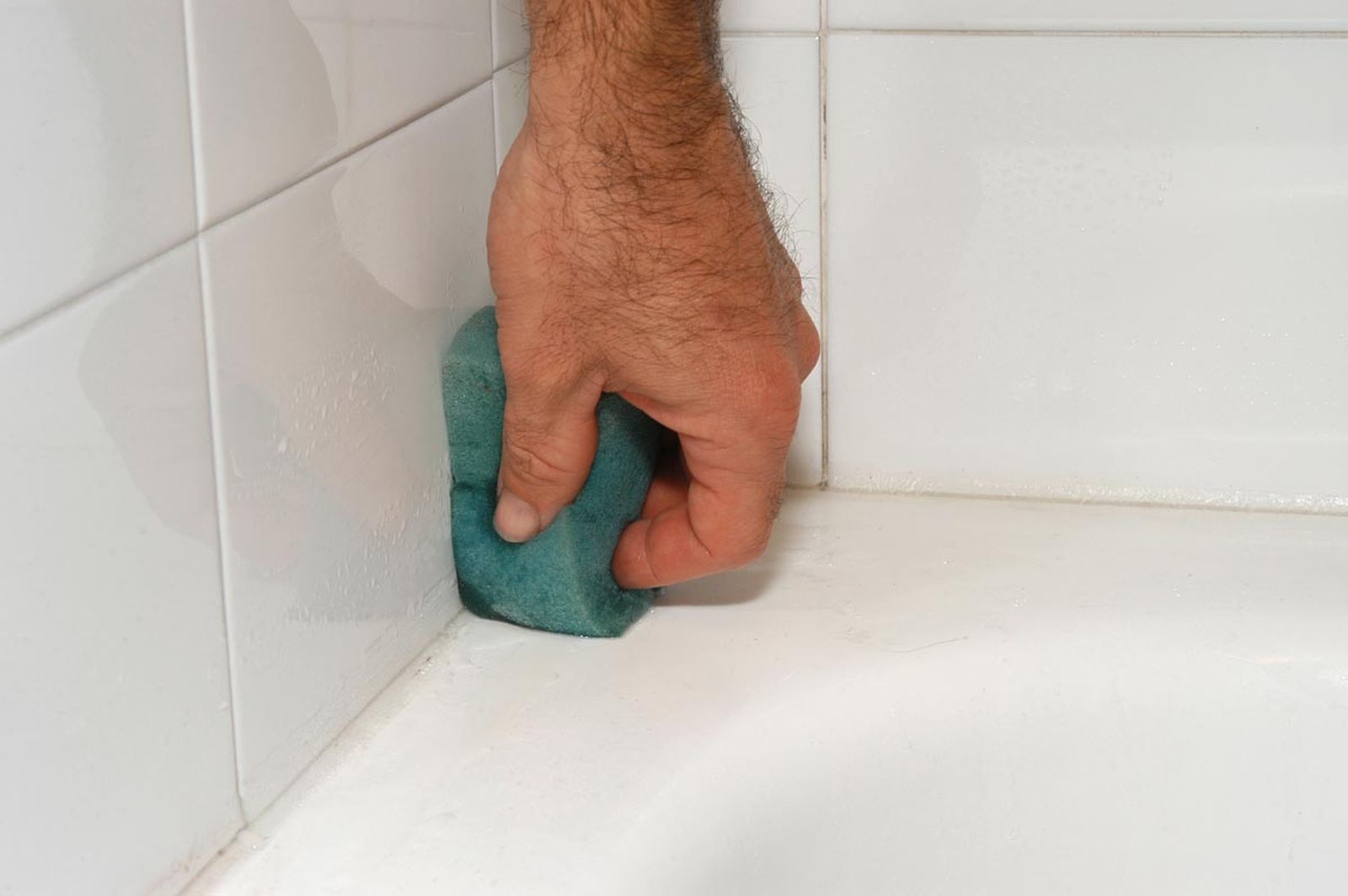 Eliminar y cambiar la silicona de una bañera paso 3 Eliminar y cambiar la silicona de una bañera paso 3