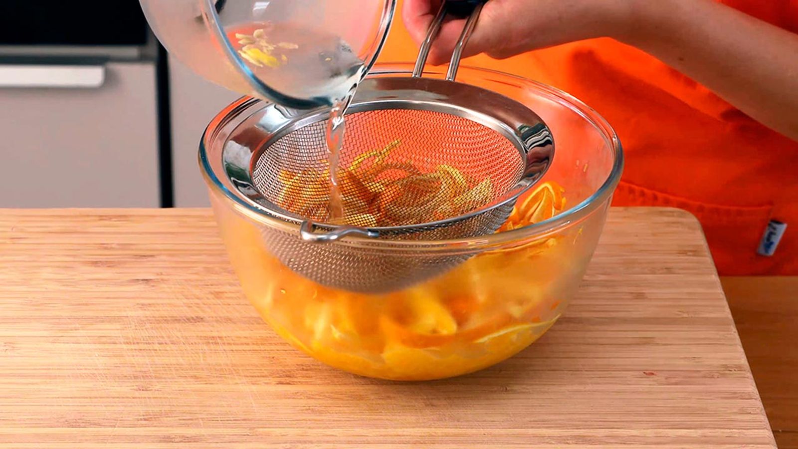 Cuela el líquido de las semillas que han estado en reposo Receta de mermelada de naranja paso 3