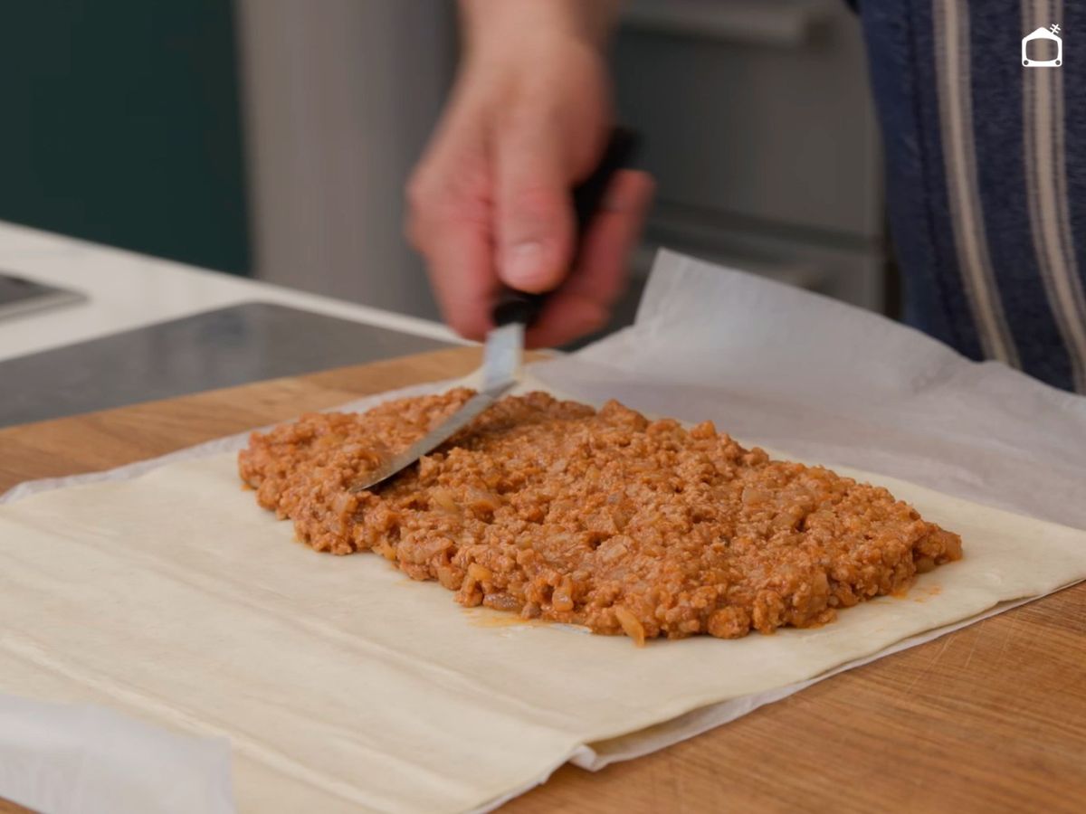 Rellena la masa y sella la empanada con un tenedor