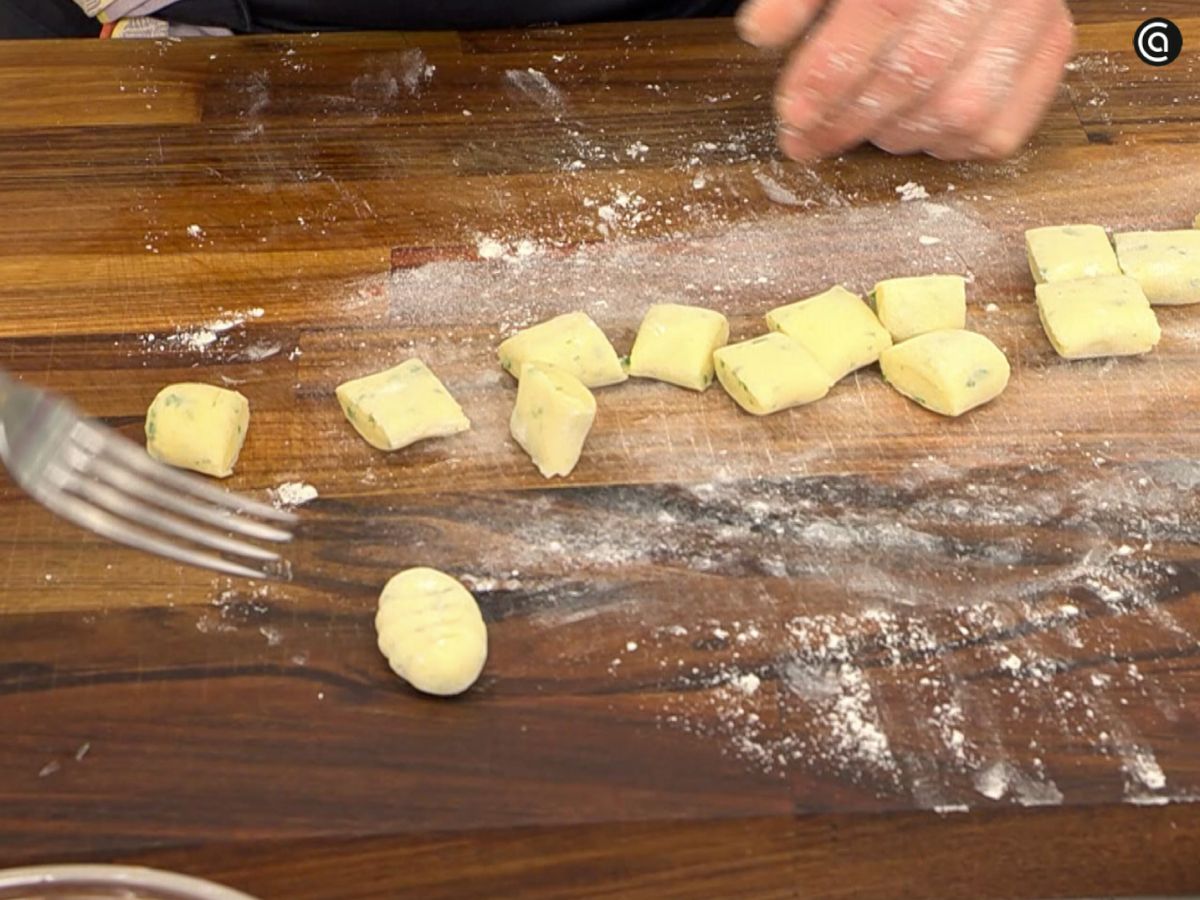 La masa se corta en pequeños trozos y se marcan las estrías con un tenedor.