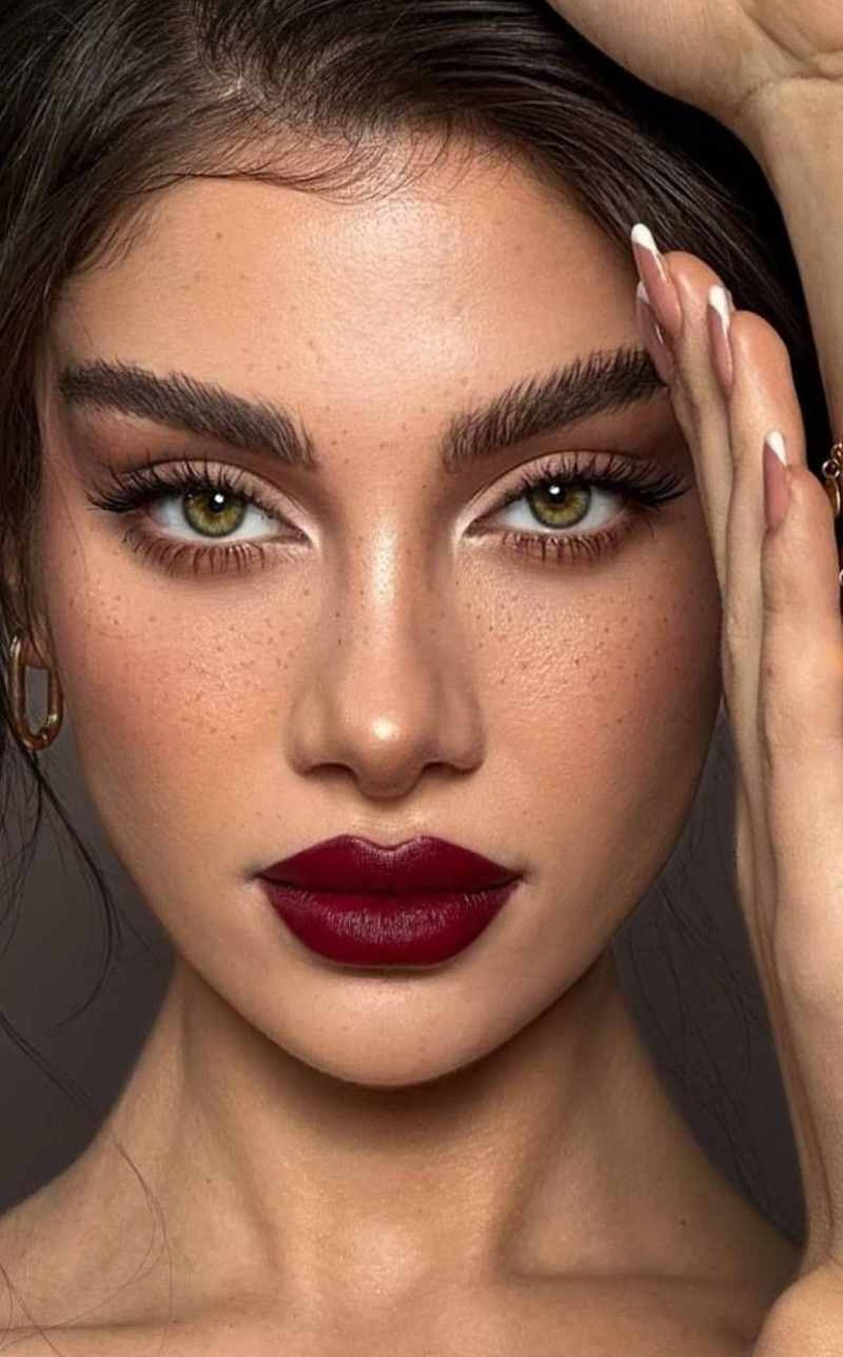 Maquillaje de labios en color burdeos