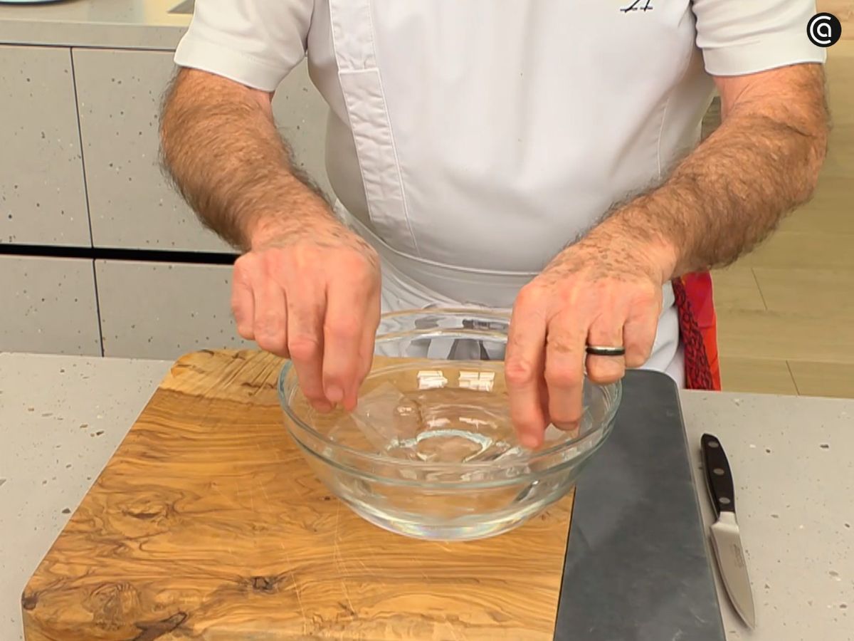 Pon las hojas de gelatina a hidratar en agua fría