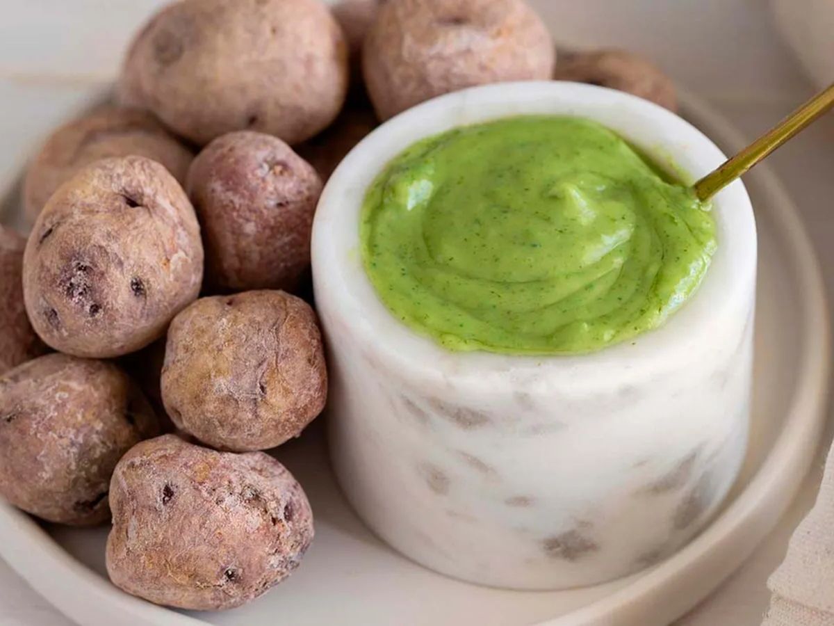 Mojo verde canario con papas arrugadas, una receta tradicional en la que el perejil congelado también puede ser protagonista.