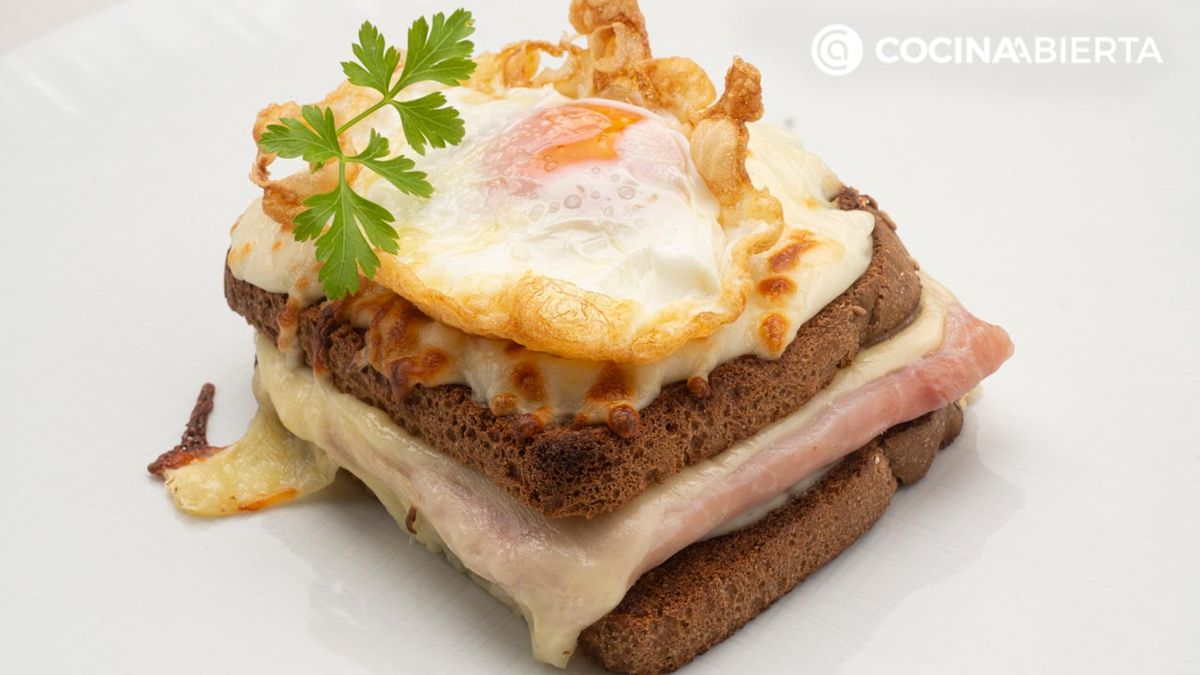 El croque-madame es uno de los sándwiches más famosos de Francia