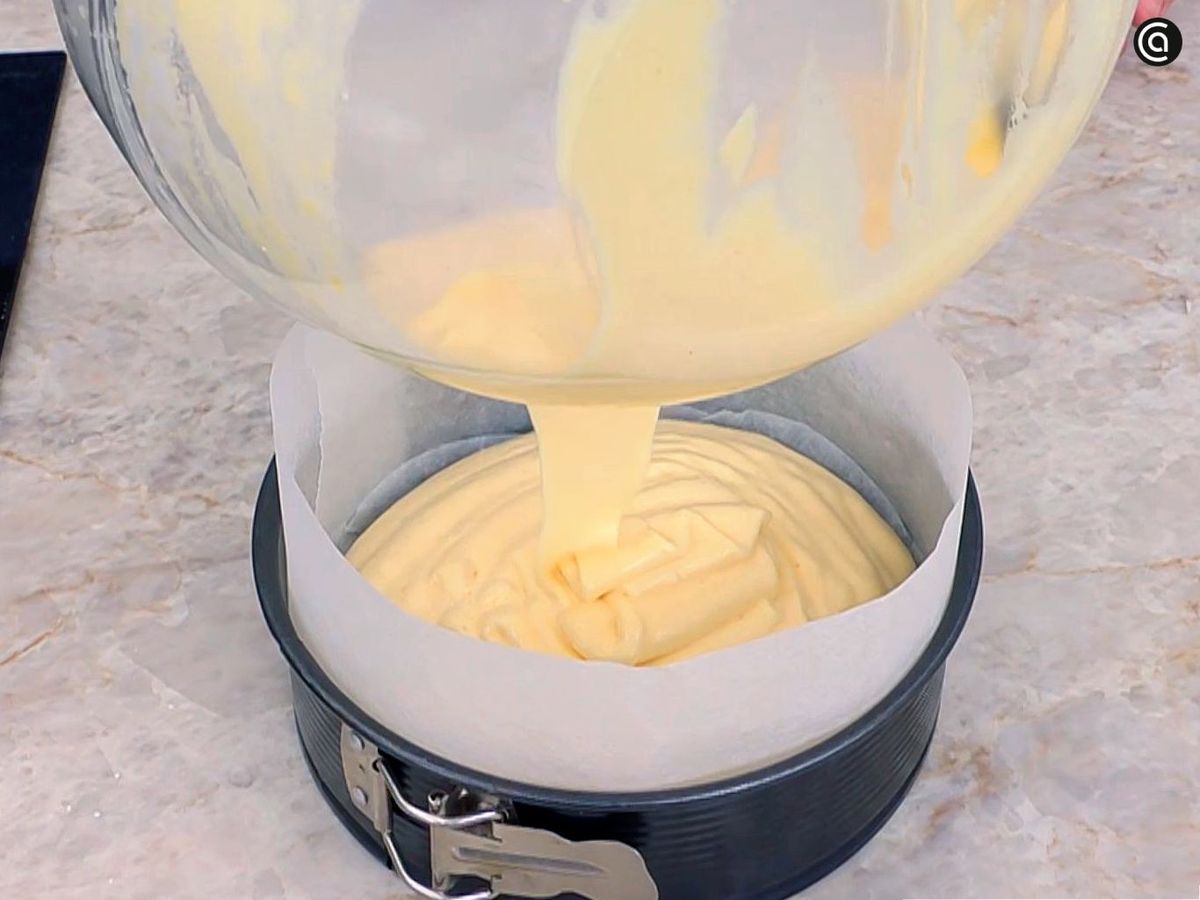 Pasar la masa de la tarta 3 leches a un molde