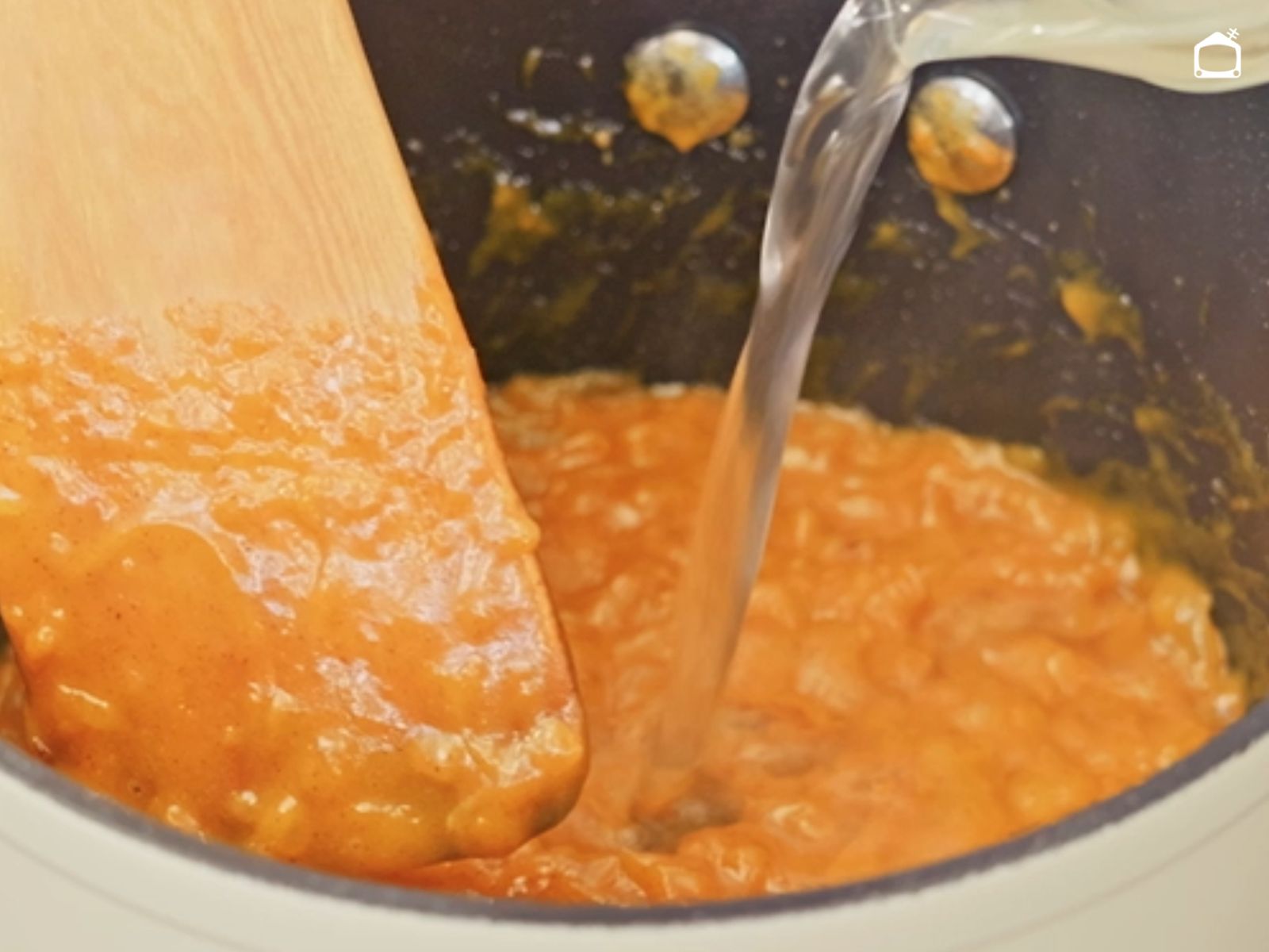 El caldo se añade poco a poco, removiendo, hasta obtener una salsa ligada y homogénea.