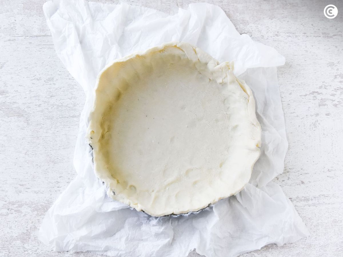Masa de hojaldre en el molde para hacer la quiche de espinacas