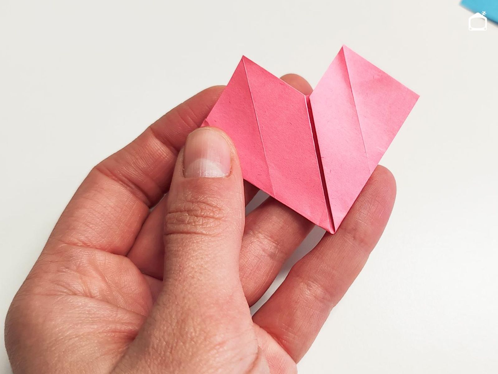 Cómo hace un corazón de papel, paso 4.