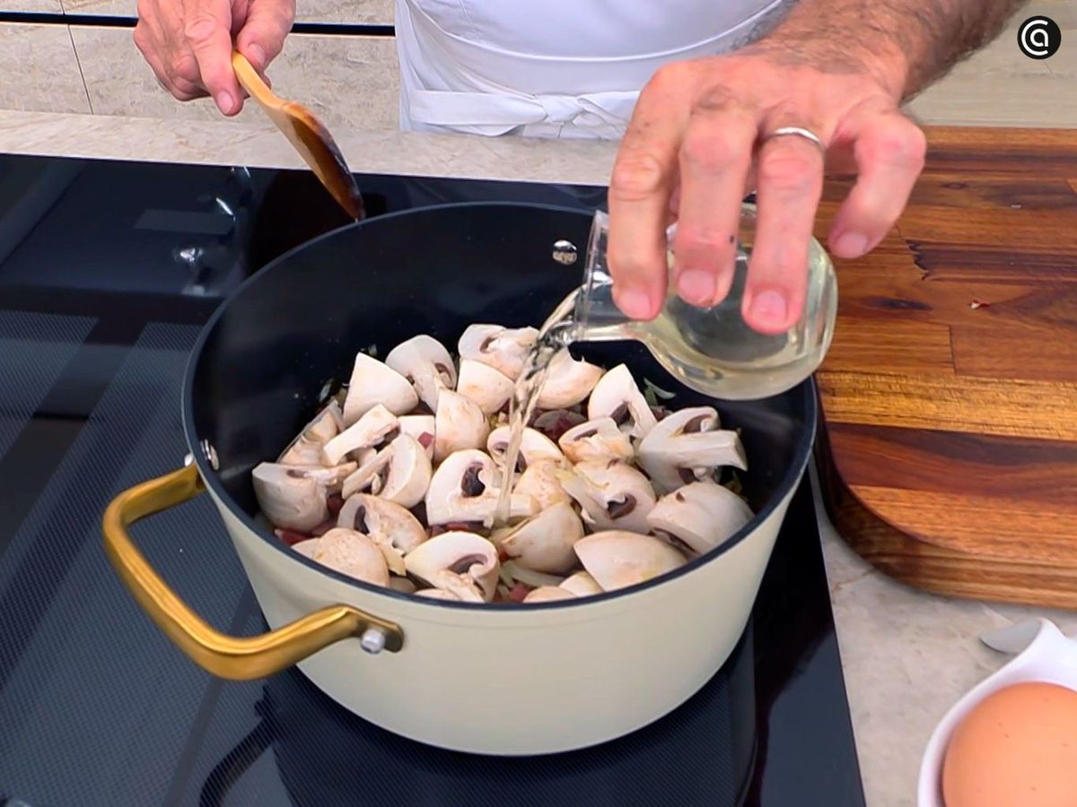 Preparar la base de champiñones para los huevos a la reina