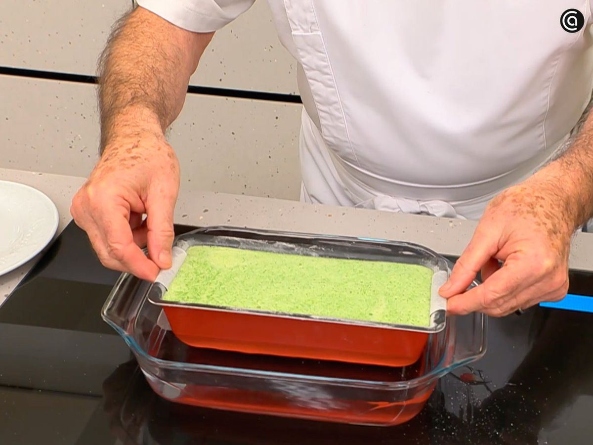 Vierte las espinacas trituradas en el molde y llévalas al horno