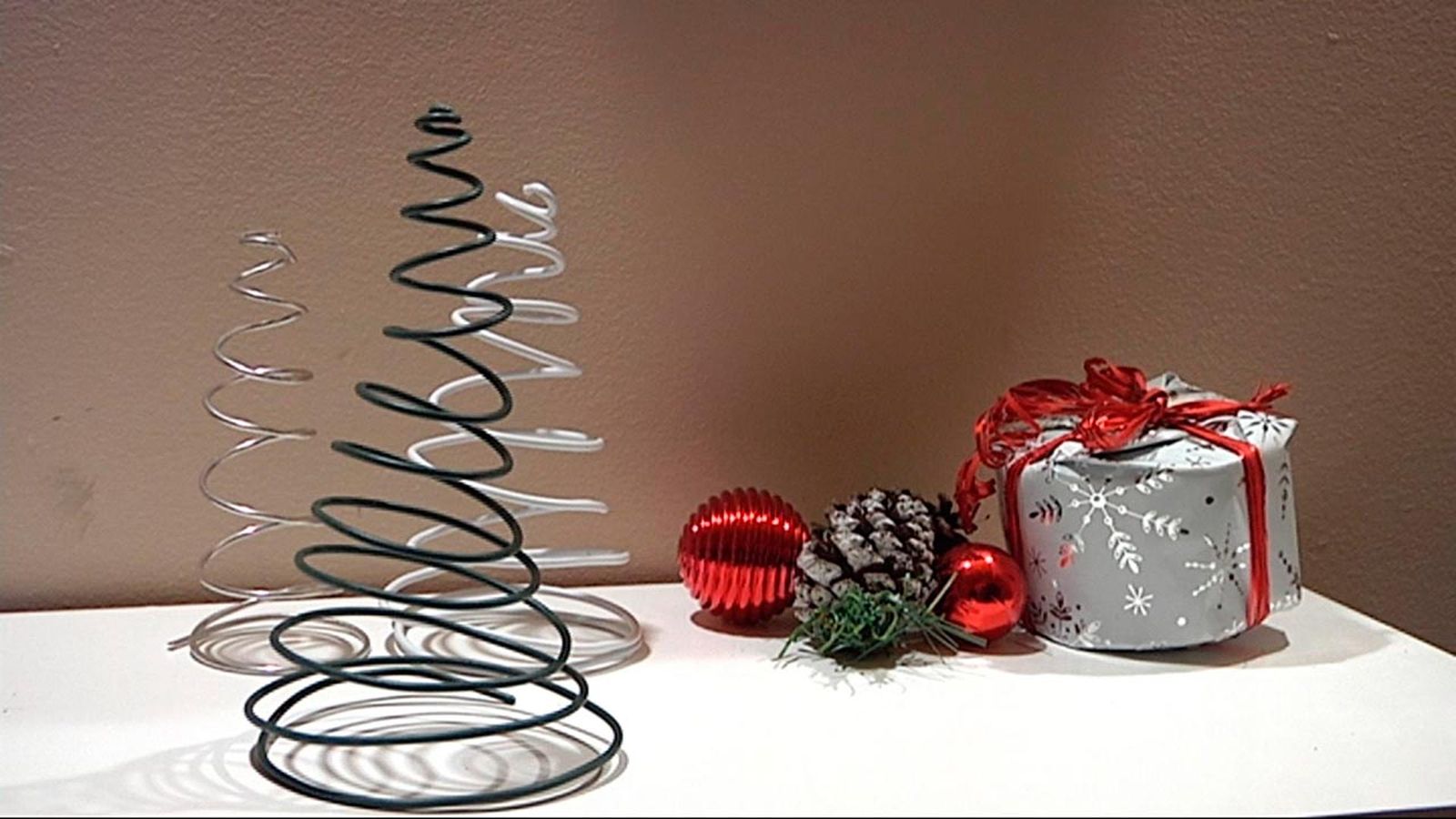 Crear abeto navideño con alambre Crear abeto navideño con alambre