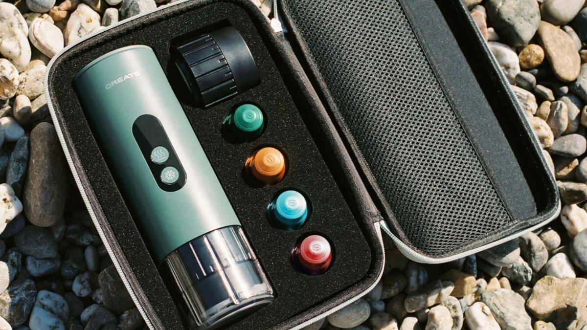 La funda de transporte mantiene la cafetera y las cápsulas siempre listas para acompañarte en cualquier escapada.