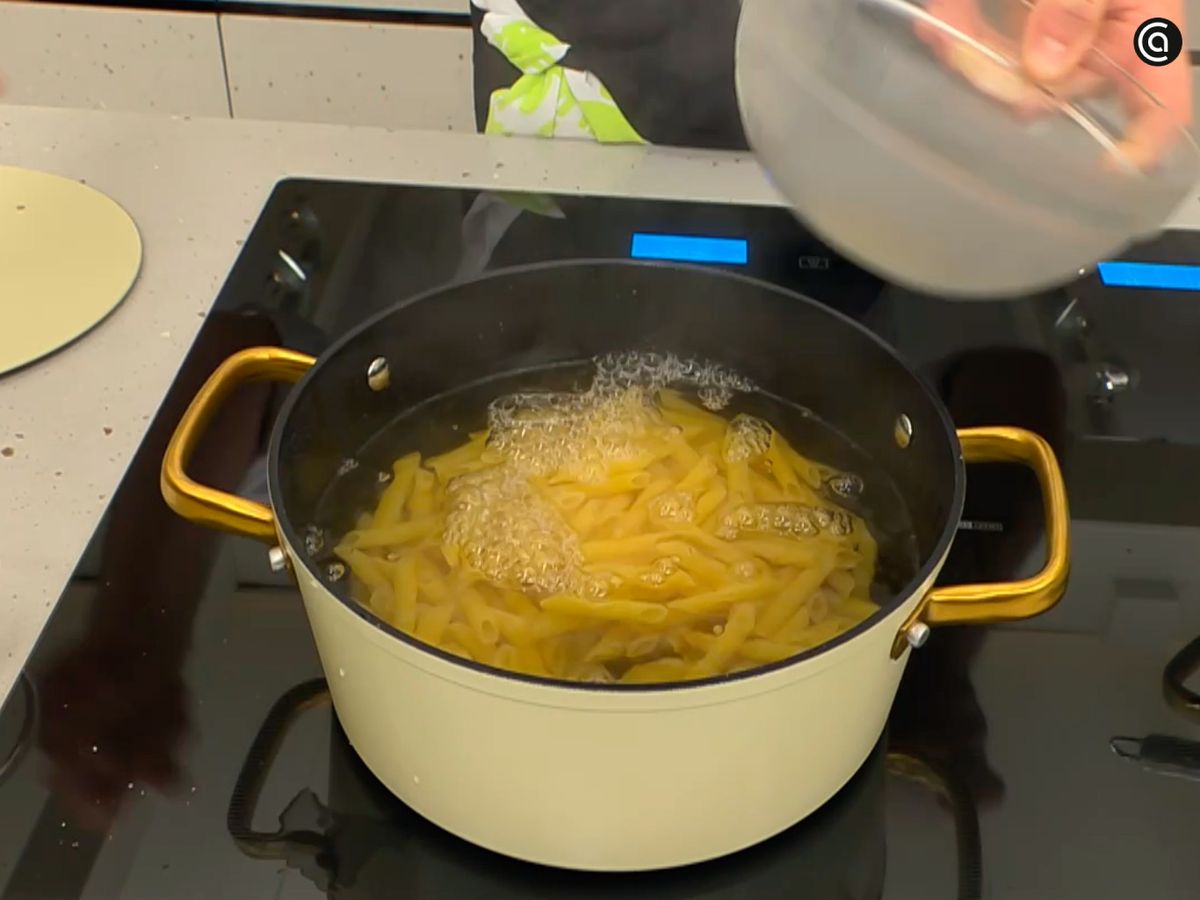 Cocina la pasta en agua y escúrrela