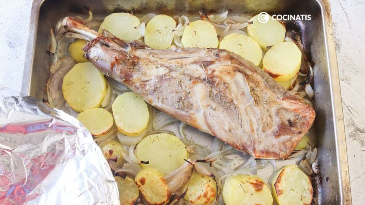 Hrnear paletilla de cordero con papel de aluminio