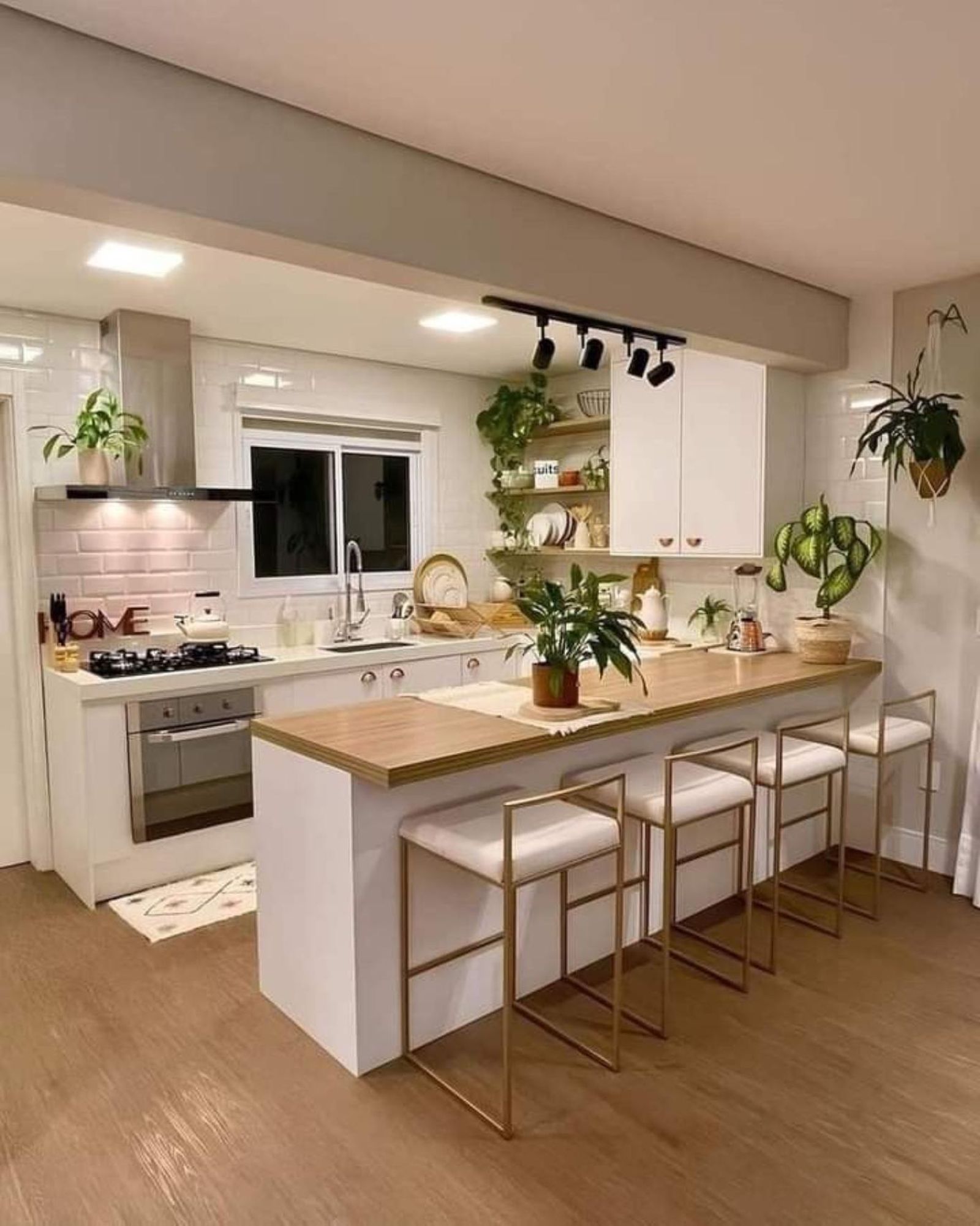 Cocina con península con complementos decorativos. Cocina con península con complementos decorativos.