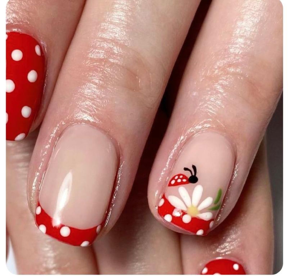 Manicura francesa con mariquitas