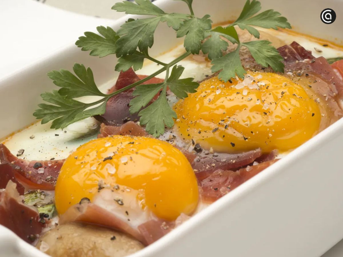 Los huevos al horno, una de las recetas más fáciles y sabrosas para una cena completa.