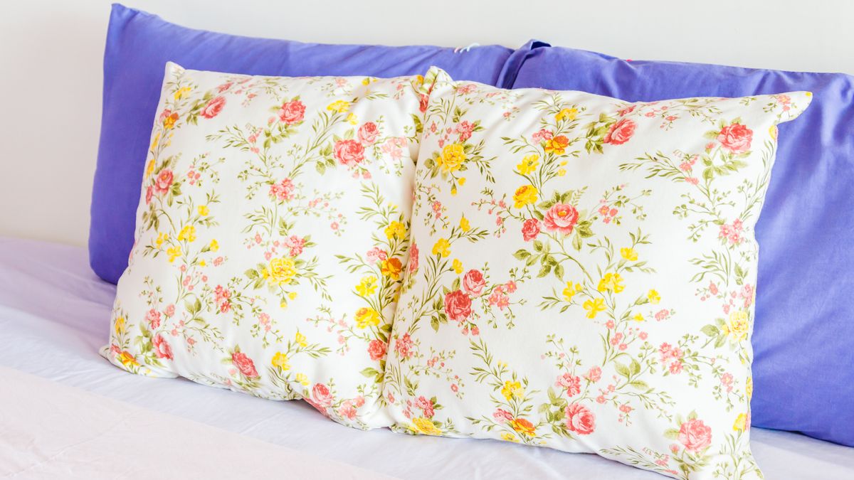 Reutiliza las fundas de almohada para crear manteles o tapices