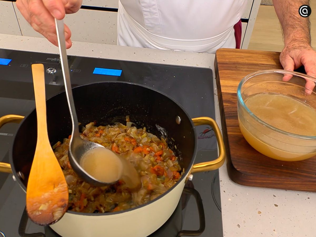 Sofríe las hortalizas y después incorpora el caldo de las carrilleras