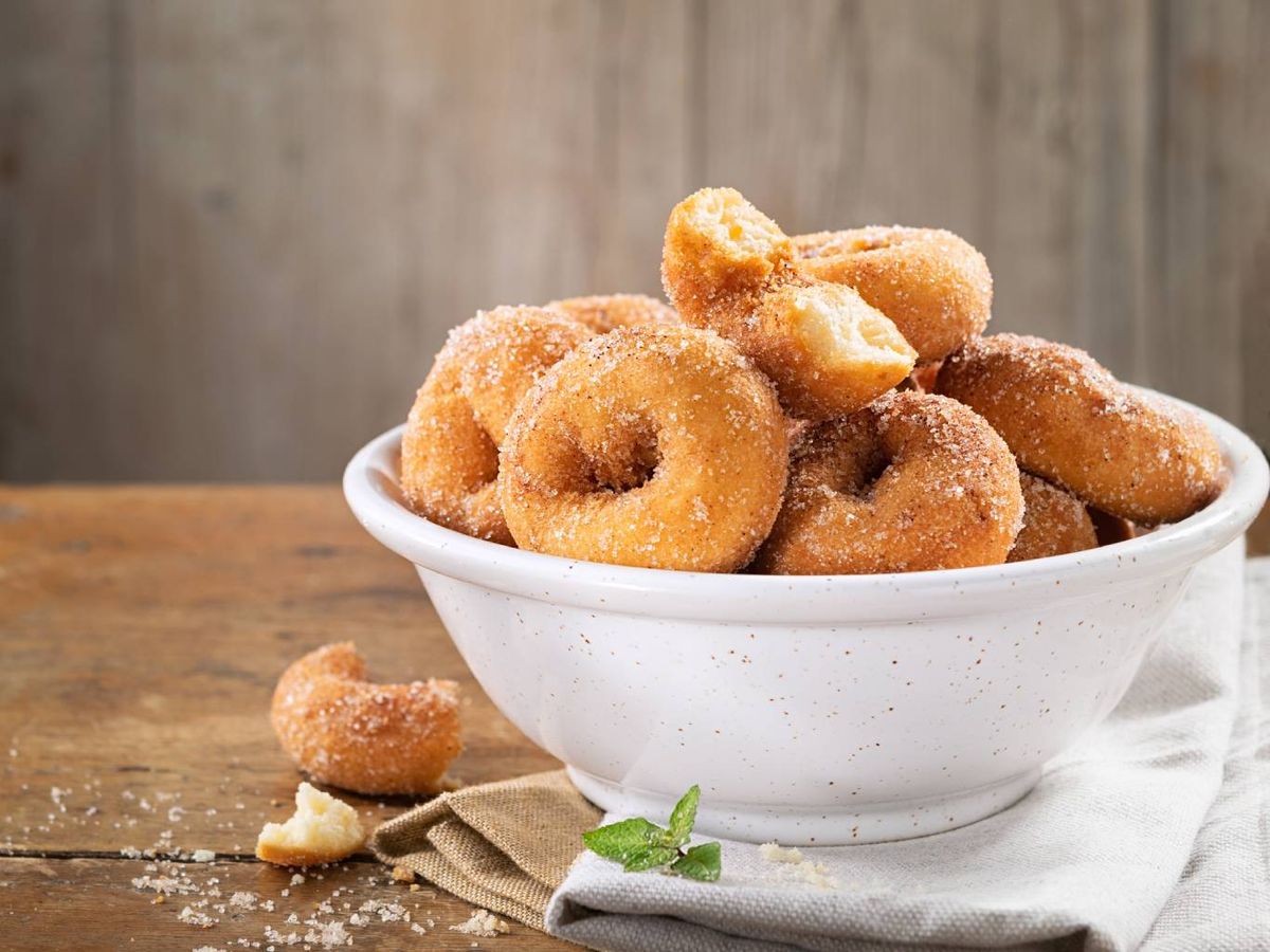 Las rosquillas caseras con canela son un clásico de la repostería.