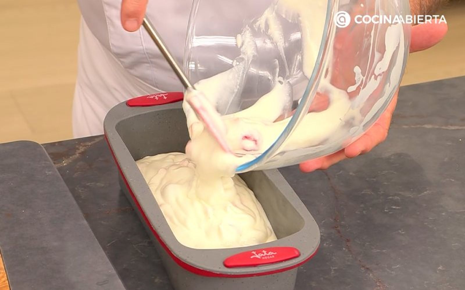 Incorpora la mezcla a un molde de silicona
