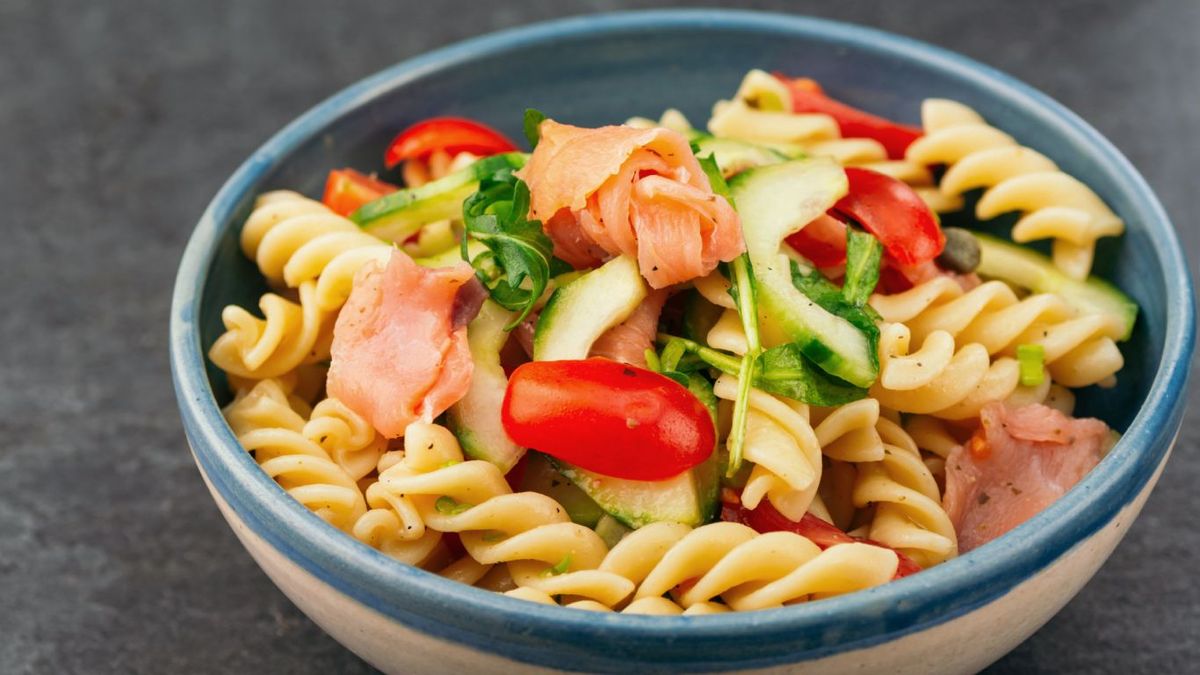 Ensalada de pasta con salmón ahumado