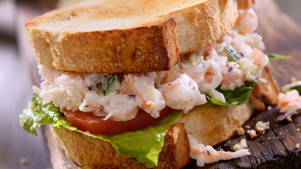 Sándwich de ensaladilla de gambas